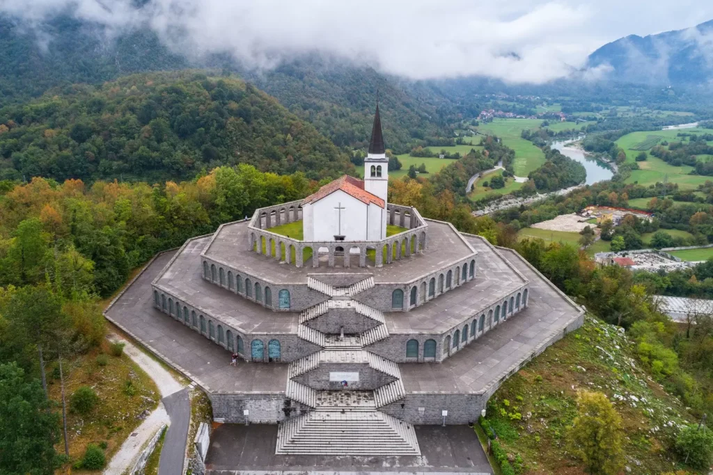 Kobarid_-italijanska-kostnica_Jost_Gantar